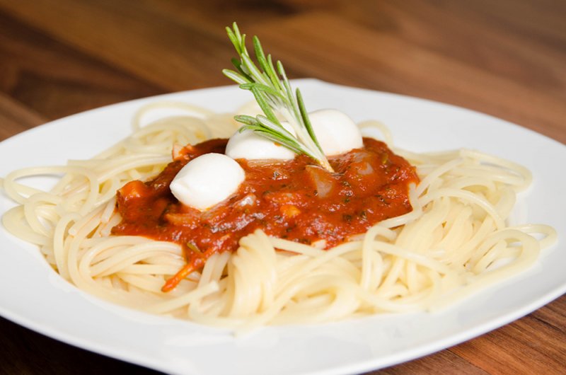 Špagety s mozzarelou a pomodoro omáčkou