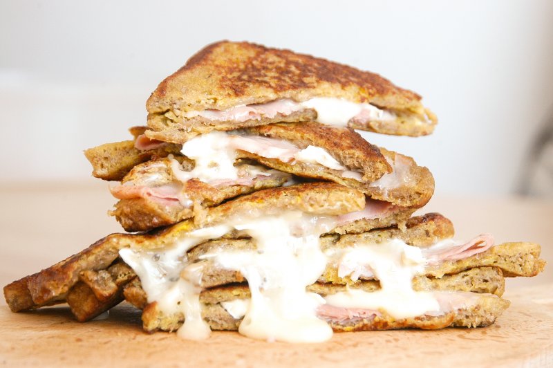 Vajíčkový toast se šunkou a sýrem