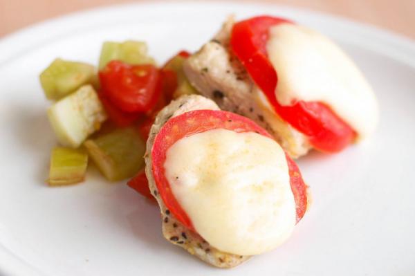 Kuracie prsia s mozzarellou a paradajkami Kuracie prsia s mozzarellou a paradajkami
