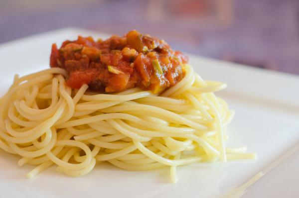 Špagety s kapary a klobásou