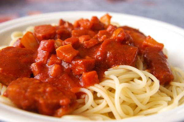 Špagety so slaninkou a klobáskou