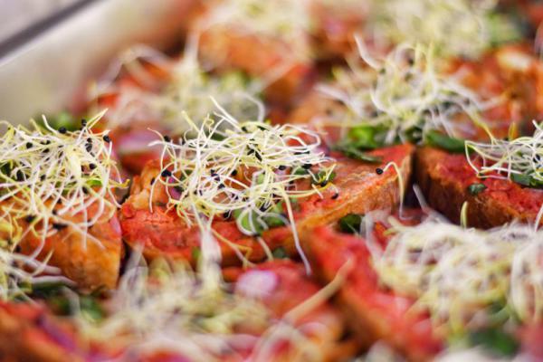 Taliansky toast s pomodorom, mozzarellou a cesnakovými výhonkami Taliansky toast s pomodorom, mozzarellou a cesnakovými výhonkami