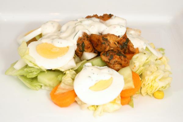 Křupavý salát s kuřecím masem a vajíčkem