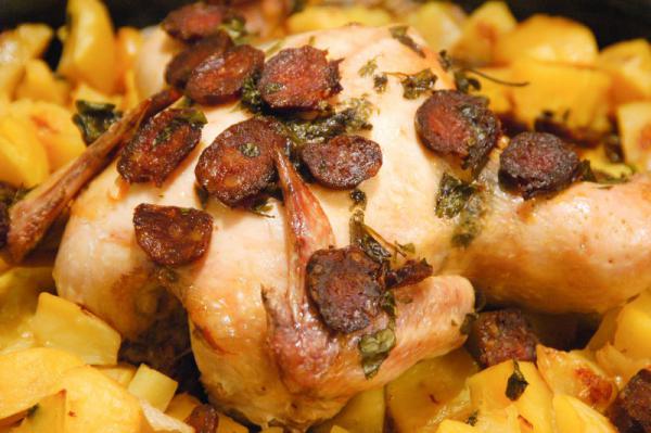 Pečené kuře na bramborách s klobásou